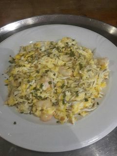 Una foto de Revuelto de gulas con gambas