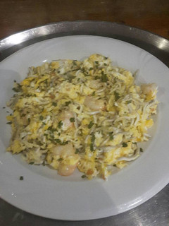 Una foto de Revuelto de gulas con gambas