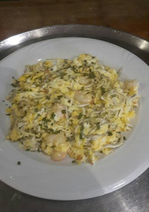Una foto de Revuelto de gulas con gambas