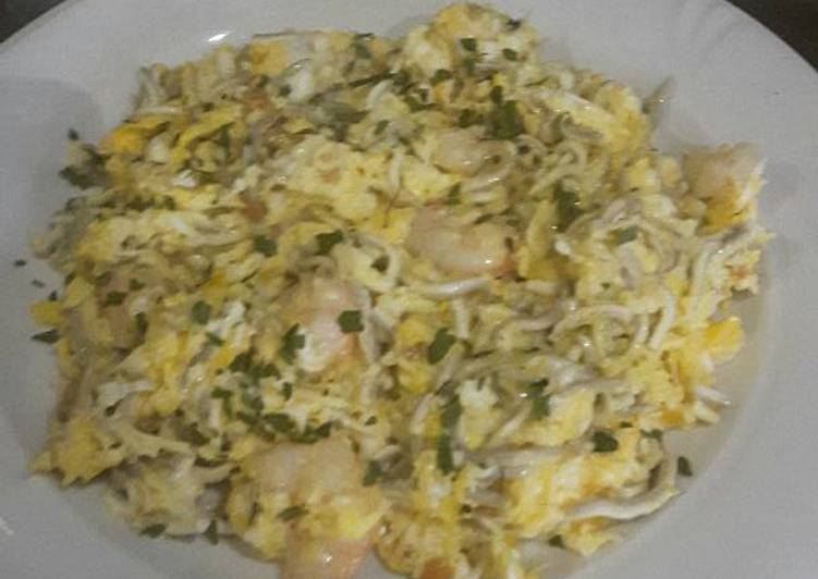 Revuelto de gulas con gambas