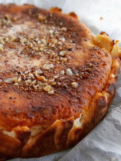 Una foto de Tarta de "mel y mató" con nueces estilo "La Viña"