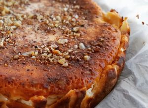 Foto principal de Tarta de "mel y mató" con nueces estilo "La Viña"