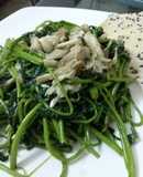 Ngọn lang xào nấm mối cháy bơ tỏi. 