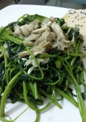 Hình của món Ngọn lang xào nấm mối cháy bơ tỏi. .