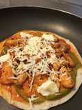 তাওয়া চিকেন পিজ্জা (Tawa chicken pizza with rice flour batter recipe in bengali )