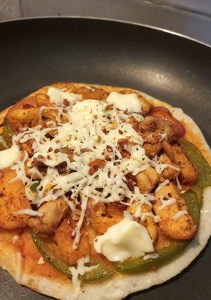 তাওয়া চিকেন পিজ্জা (Tawa chicken pizza with rice flour batter recipe in bengali ) রেসিপির প্রধান ছবি
