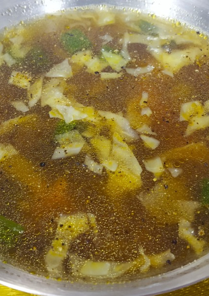 ஹாட் அண்ட் சோர் சூப் (Hot and sour soup recipe in tamil) செய்முறை முக்கிய புகைப்படம்