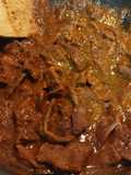 Bisteces de res con salsa de pasilla