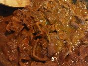 Una foto de bistec en chile pasilla