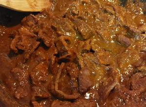 Una foto de Bisteces de res con salsa de pasilla