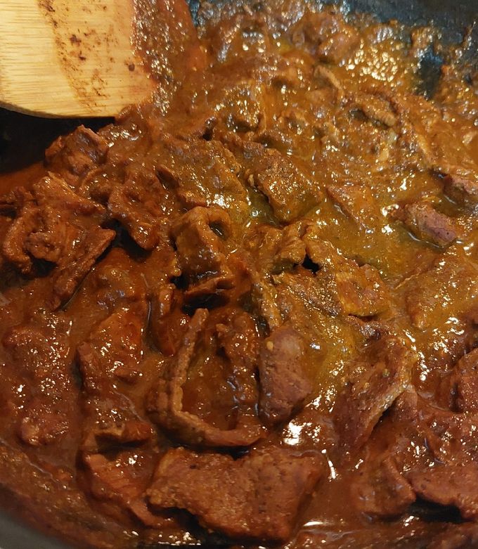 Una foto de Bisteces de res con salsa de pasilla
