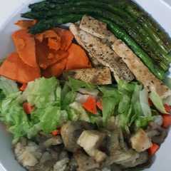 Una foto de Bowl de tofu, verduras y boniato
