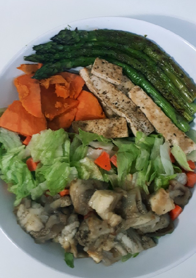 Una foto de Bowl de tofu, verduras y boniato