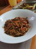 Fideos con pollo agridulce y verduras salteadas