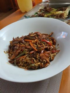 Una foto de Fideos con pollo agridulce y verduras salteadas