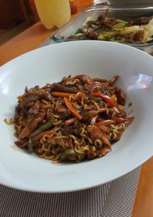 Una foto de Fideos con pollo agridulce y verduras salteadas