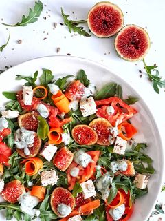 Una foto de 🥗ENSALADA DE HIGOS CON SALSA DE ALBAHACA🥗