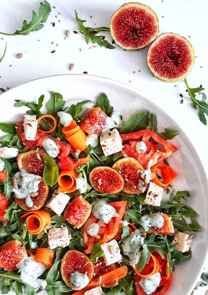 Una foto de 🥗ENSALADA DE HIGOS CON SALSA DE ALBAHACA🥗