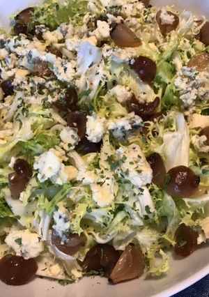 Une photo de Frisée aux petits oignons marinés et stilton mature
