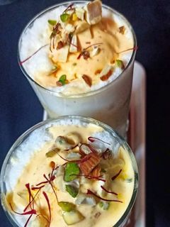 केसर पिस्ता मिल्क शेक (Kesar Pista Milk shake recipe in Hindi) रेसिपी मुख्य फोटो