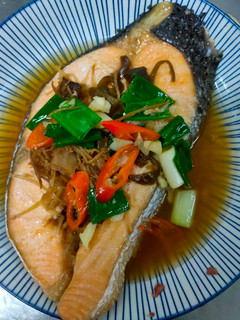 剝皮辣椒脆瓜蒸鮭魚 的食譜成品照片