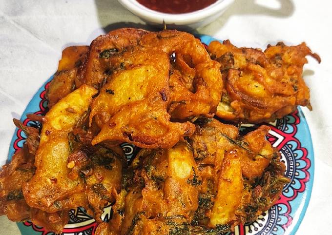 Crispy Potato Onion Pakora Recipe by Bushra Mazhar - Cookpad