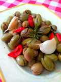 Aceitunas hojiblancas aliñadas en casa con dos aliños