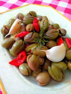 Una foto de Aceitunas hojiblancas aliñadas en casa con dos aliños
