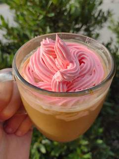 Una foto de Café helado con dulce de leche y crema ❤️
