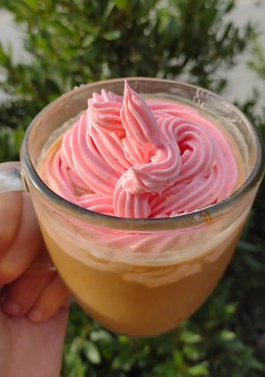 Una foto de Café helado con dulce de leche y crema ❤️