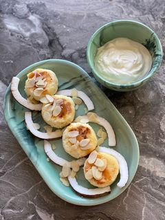 Фото Сырники с рисом и греческим йогуртом.