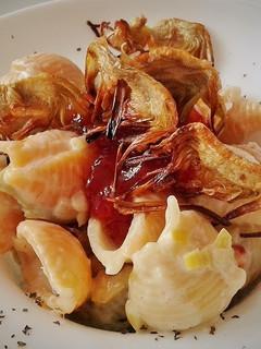 Una foto de Conchiglie a la crema con crujiente de alcachofa