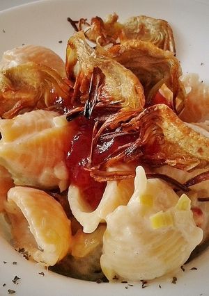 Una foto de Conchiglie a la crema con crujiente de alcachofa