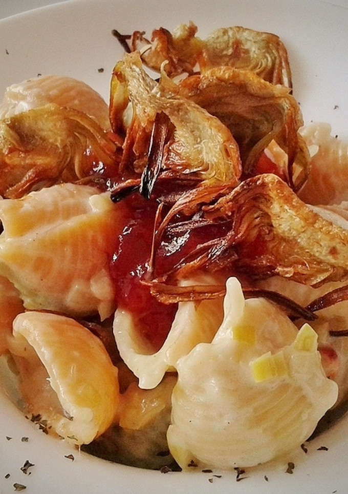 Una foto de Conchiglie a la crema con crujiente de alcachofa