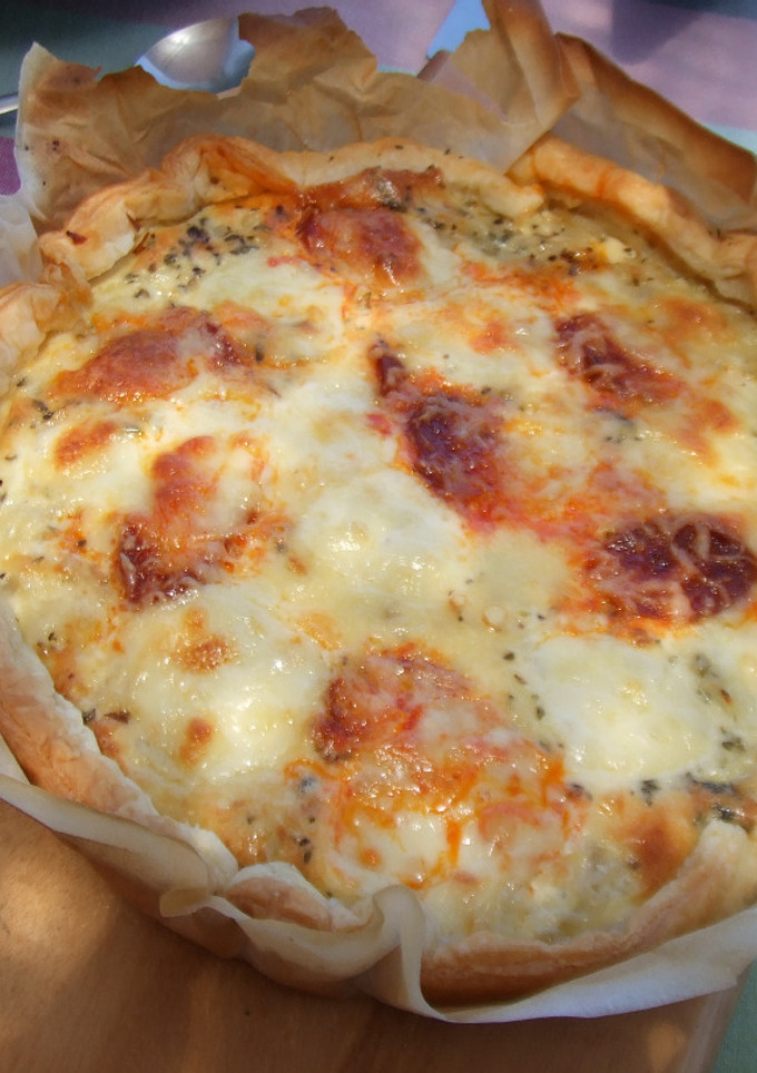 Una foto de Tarta hojaldrada de cebolla y chorizo gallego