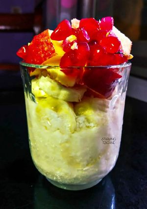 A picture of Fruit yogurt parfait.