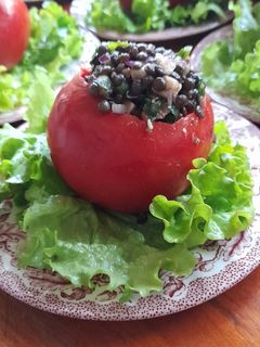 Una foto de Tomate relleno vegetariano