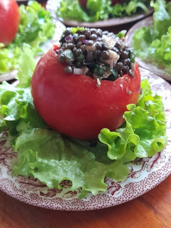 Una foto de Tomate relleno vegetariano