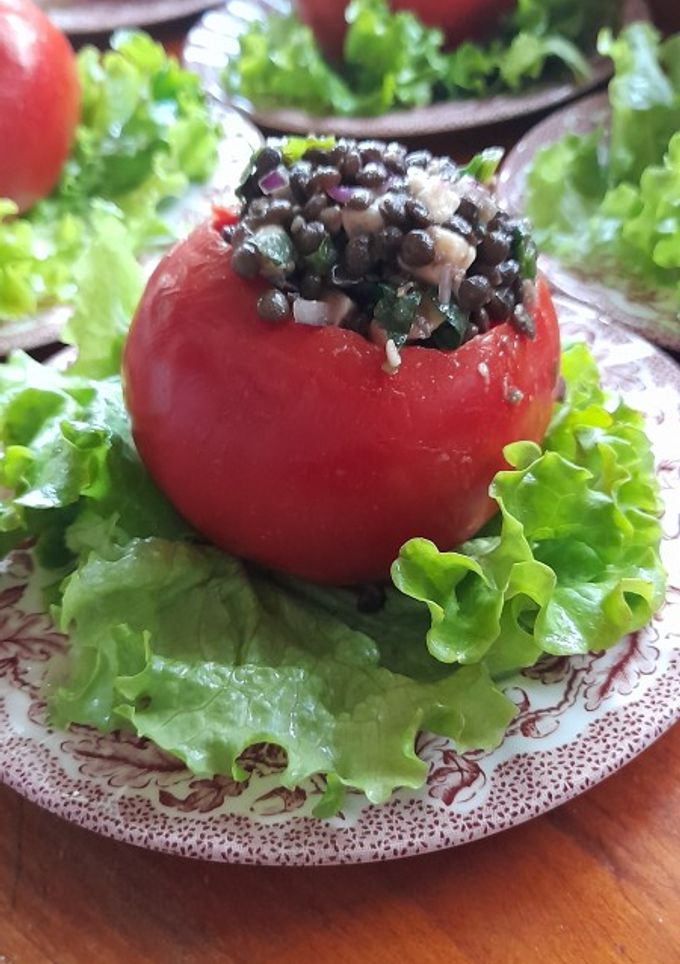 Una foto de Tomate relleno vegetariano