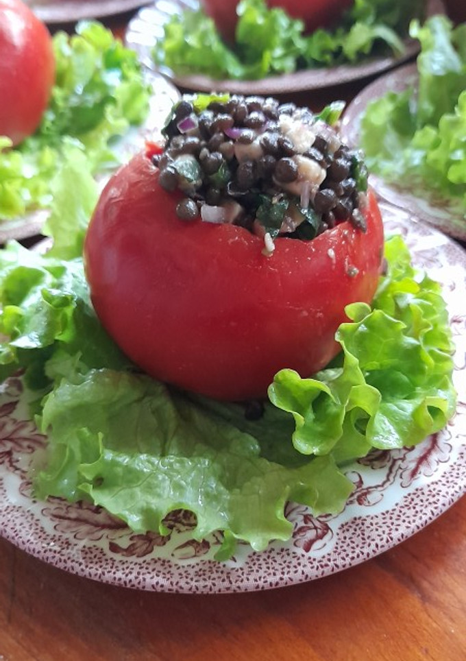 Una foto de Tomate relleno vegetariano