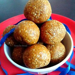 Til jaggery laddu A picture of Til jaggery laddu.