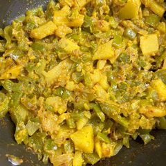 A picture of Aloo Shimla mirch.