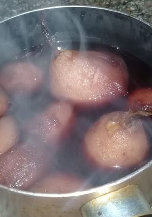 Una foto de Peras en reducción de vino tinto