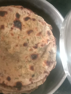 જુવાર બાજરી ની મસાલા રોટલી(Jowar Bajari Masala Rotli Recipe In Gujarati) રેસીપી મુખ્ય ફોટો