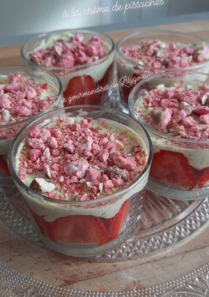 Une photo de Verrines fraises et crème à la pistache