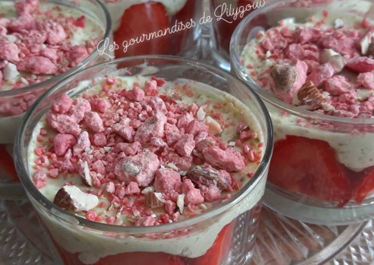 Comment Préparer Les Verrines fraises et crème à la pistache