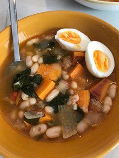 Una foto de Guiso de alubias con pan frito