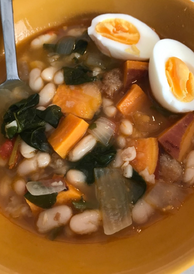 Una foto de Guiso de alubias con pan frito