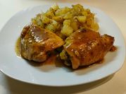 Una foto di sovracosce di pollo in padella