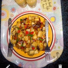 A picture of Yam and dodo hash with onions and pepper.